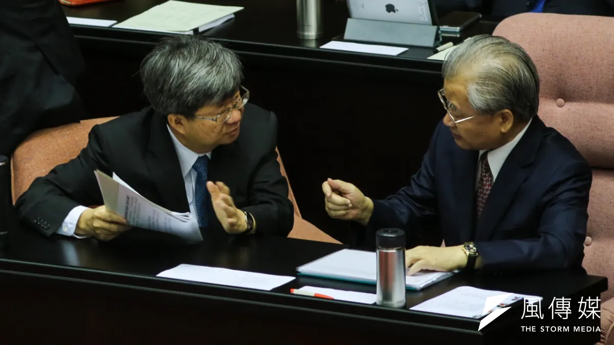 受少子化衝擊,多間大學遭遇退場轉型問題。教育部長吳思華(左)3日表示,目前已針對35所大專院校積極輔導。(陳明仁攝)