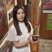 新宿梁山泊が唐十郎の「黒いチューリップ」を花園神社の紫テントで上演し、台湾出身のシュアンも加わった強力な布陣でアングラ演劇の核心を描き出す。(写真/黃信維撮影) 新宿梁山泊が唐十郎の「黒いチューリップ」を花園神社の紫テントで上演し、台湾出身のシュアンも加わった強力な布陣でアングラ演劇の核心を描き出す。(写真/黃信維撮影)