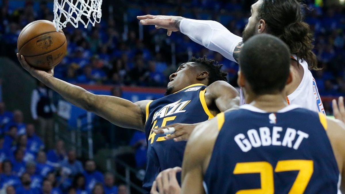 爵士米契爾(左)是爵士得分王,但若沒有隊友支援恐難助隊晉級第二輪。 (美聯社) 爵士米契爾(左)是爵士得分王,但若沒有隊友支援恐難助隊晉級第二輪。 (美聯社)