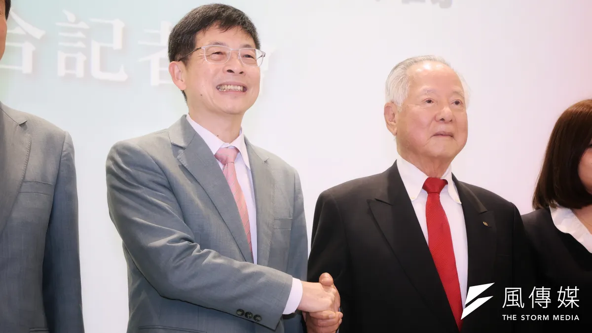 玉山金控董事長黃男州(左)、三商美邦人壽董事長翁肇喜(右)5日出席玉山金控、三商美邦人壽聯合記者會。(柯承惠攝)