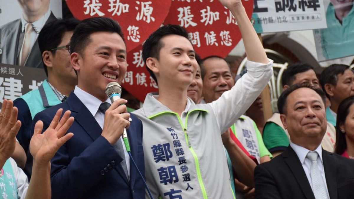 新竹市長林智堅(左),與新竹縣長參選人鄭朝方(右)一同站台。(取自鄭朝方臉書) 新竹市長林智堅(左),與新竹縣長參選人鄭朝方(右)一同站台。(取自鄭朝方臉書)