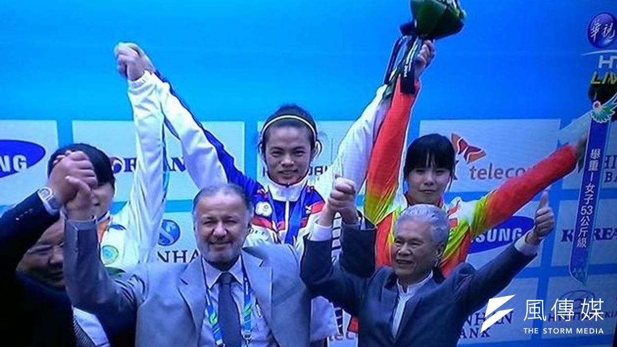 倫敦奧運舉重國手許淑淨21日在仁川亞運為中華隊摘得第一面金牌。(截取自華視電視畫面) 倫敦奧運舉重國手許淑淨21日在仁川亞運為中華隊摘得第一面金牌。(截取自華視電視畫面)