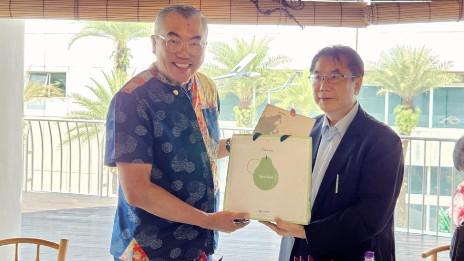 62歲生日仍拚市政!黃偉哲忍腰傷搭廉航紅眼班機 快閃新加坡拚農產、觀光、招商