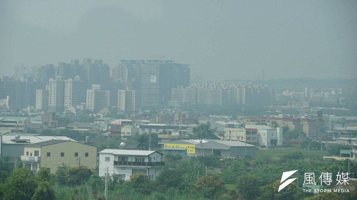 空汙愈來愈嚴,環保署擬開徵空汙費。圖為台中地區霧霾嚴重。(盧逸峰攝) 空汙愈來愈嚴,環保署擬開徵空汙費。圖為台中地區霧霾嚴重。(盧逸峰攝)