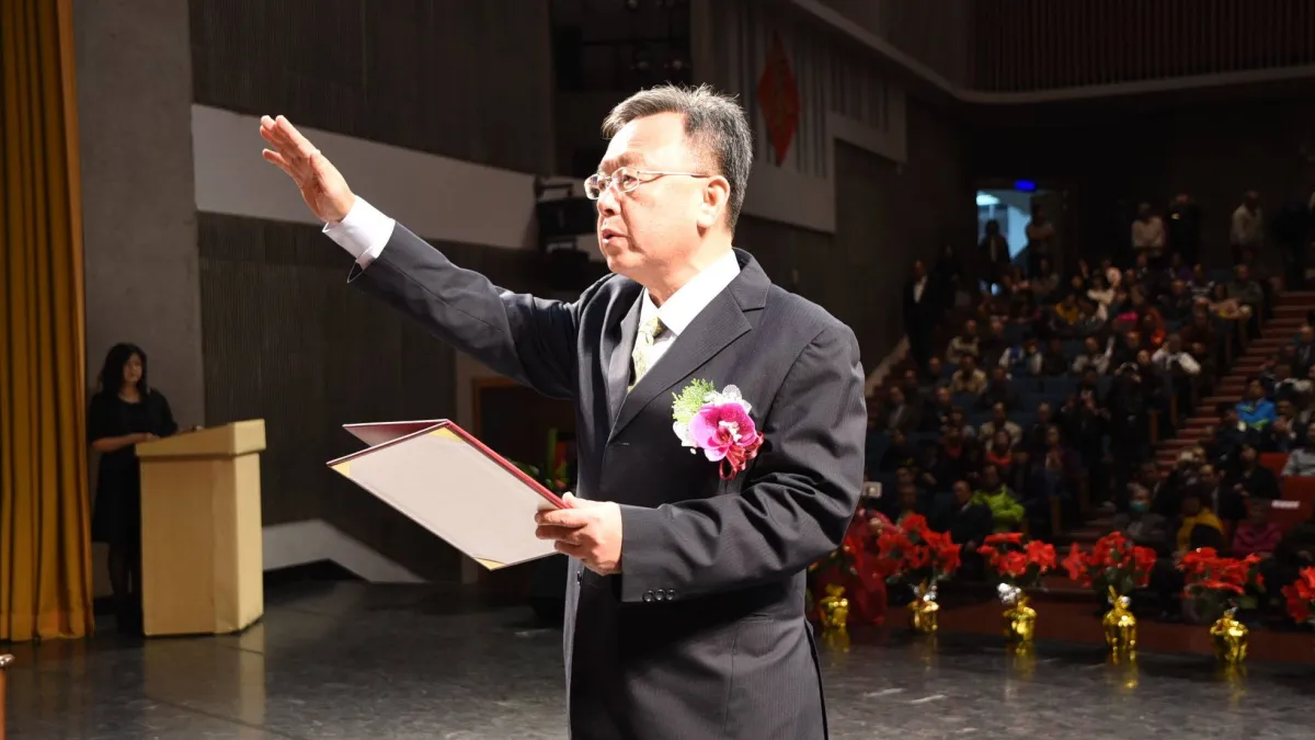 曾任2屆澎湖縣長賴峰偉此次回鍋重掌縣政,賴峰偉曾任考選部長,但後因發生「要摸我」事件而下台。圖為賴峰偉宣示就任澎湖縣長。(取自賴峰偉臉書)