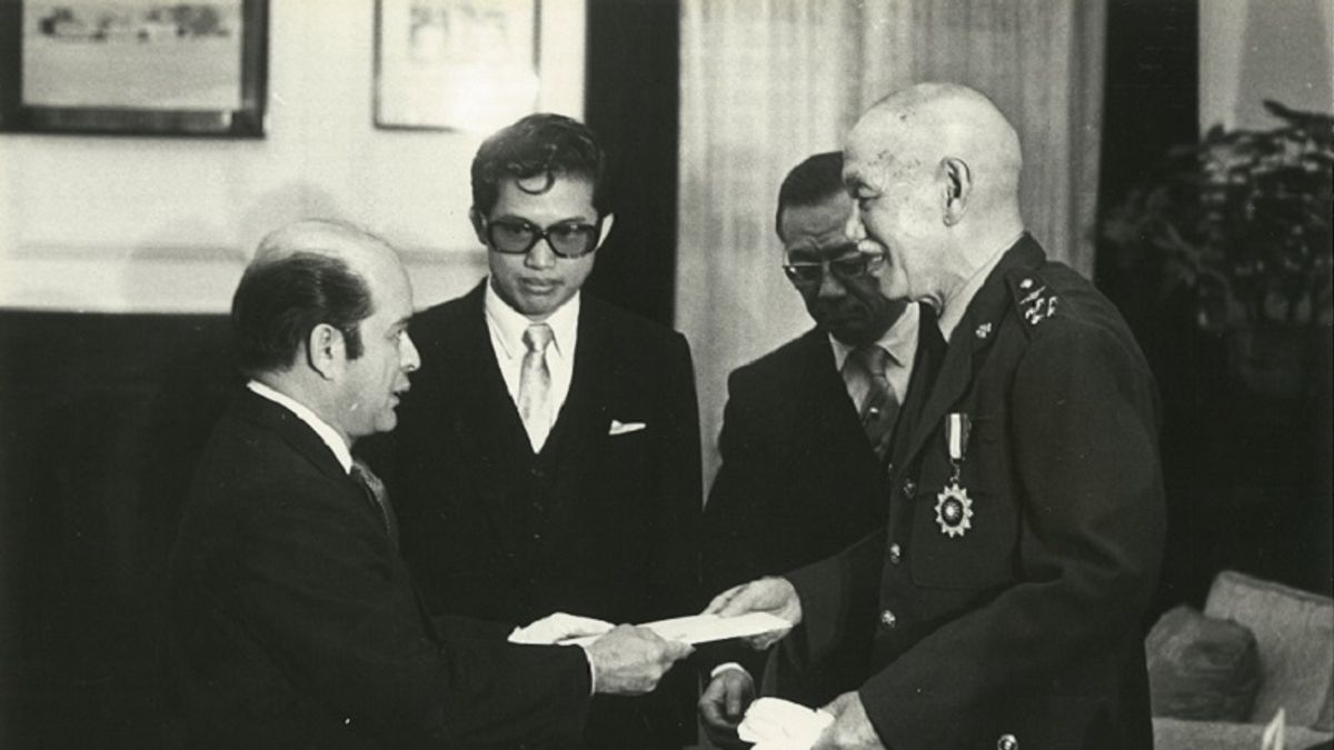 1971年12月23日巴拿馬駐華大使賈理呈遞到任國書時,歐鴻鍊(中)擔任傳譯。(東美出版提供)