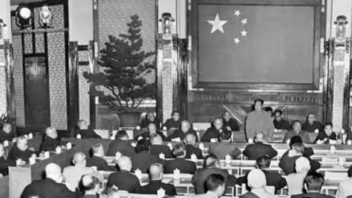 1956年5月2日,毛澤東在最高國務會議上講話。這次會議上毛澤東提出「『百花齊放、百家爭鳴』,即藝術問題上百花齊放、學術問題上百家爭鳴,我看應該成為我們的方針」。(Unknown author@Wikipedia / CC BY-SA 3.0)