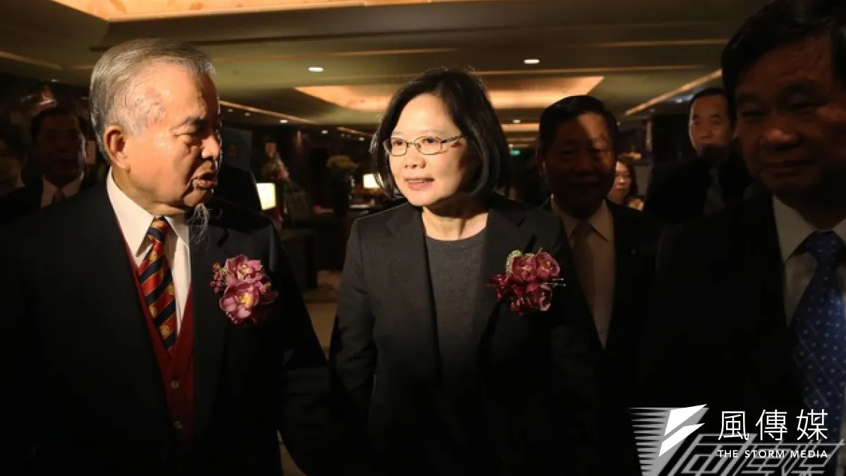 「中華民國工業區廠商聯合總會」30日晚間新任理事長暨理監事就職典禮,民進黨黨主席蔡英文也到場,該會理事長秦嘉鴻(左)向來力挺蔡英文。(楊子磊攝)