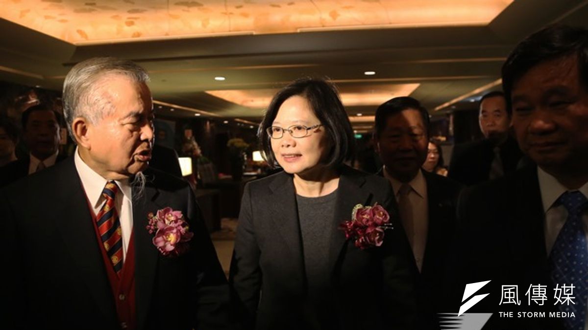 「中華民國工業區廠商聯合總會」30日晚間新任理事長暨理監事就職典禮,民進黨黨主席蔡英文也到場,該會理事長秦嘉鴻(左)向來力挺蔡英文。(楊子磊攝) 「中華民國工業區廠商聯合總會」30日晚間新任理事長暨理監事就職典禮,民進黨黨主席蔡英文也到場,該會理事長秦嘉鴻(左)向來力挺蔡英文。(楊子磊攝)