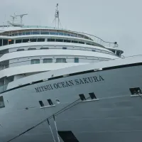 商船三井クルーズは9月16日、19日に就航する新クルーズ船「MITSUI OCEAN SAKURA(三井オーシャンサクラ)」の命名記念式典を横浜で開催し、今後の航海の安全を祈願した。(商船三井クルーズ PR事務局) 商船三井クルーズは9月16日、19日に就航する新クルーズ船「MITSUI OCEAN SAKURA(三井オーシャンサクラ)」の命名記念式典を横浜で開催し、今後の航海の安全を祈願した。(商船三井クルーズ PR事務局)