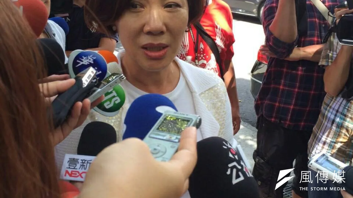 洪秀柱自9日中午起將密集和藍委餐敘、溝通理念,圖為9日中午與洪秀柱餐敘的藍委陳淑慧,她於餐敘結束後接受媒體採訪。(周怡孜攝)