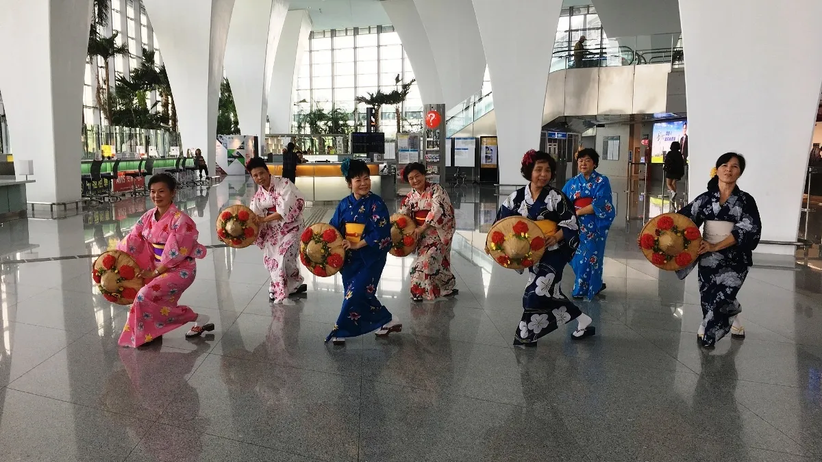 高鐵彰化站飄日本風 櫻花妹著和服大秀舞技