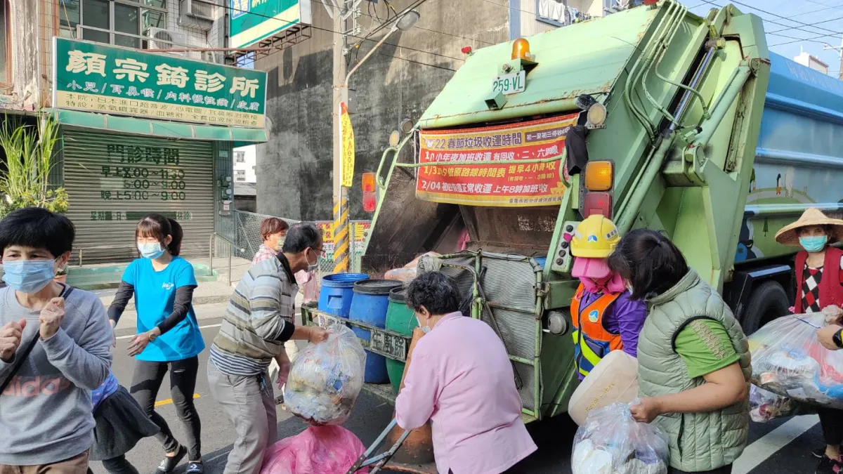 春節資收物以紙類及紙容器類最多,研判應與疫情導致外帶、外送餐食及網購增多等有關。(圖/台南市府提供)