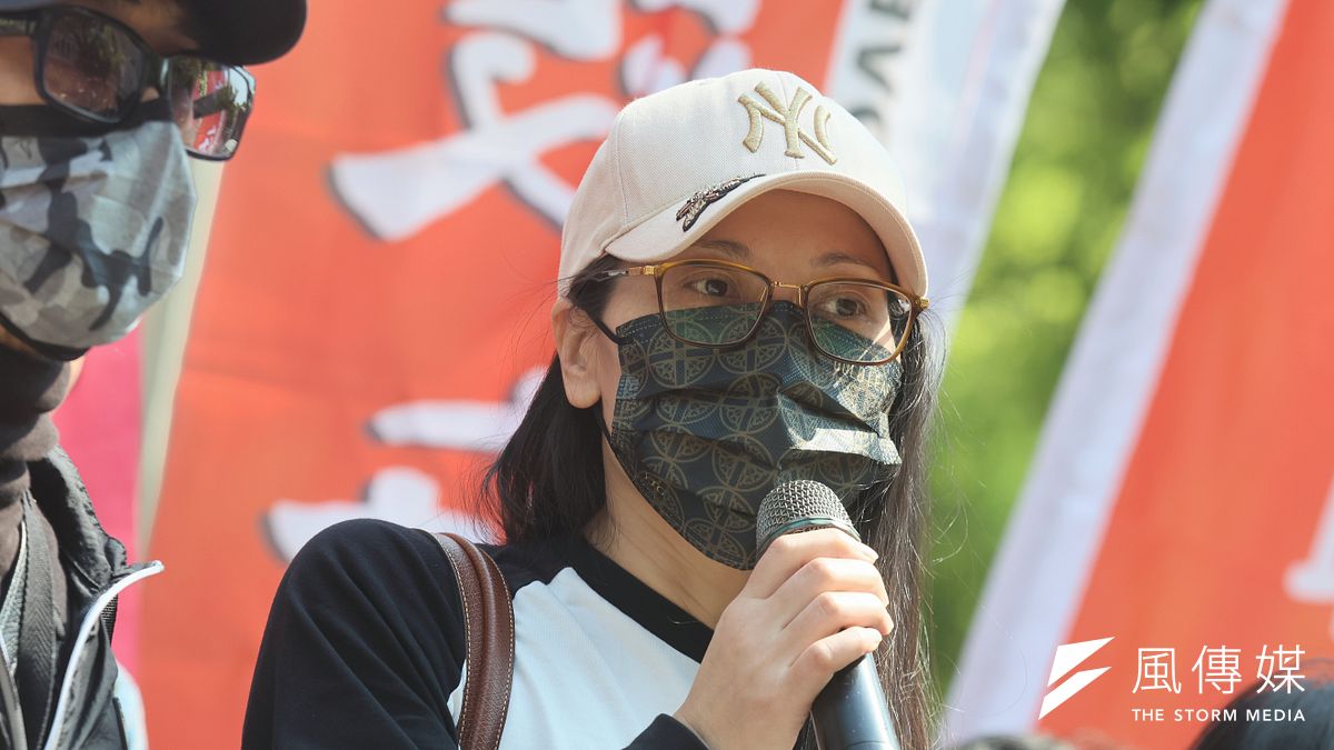 陸配「亞亞」(劉振亞)赴內政部陳情,網紅八炯、閩南狼則帶著國旗到場「歡送亞亞」。下一個「獵殺中配」的犧牲者是誰?(柯承惠攝) 陸配「亞亞」(劉振亞)赴內政部陳情,網紅八炯、閩南狼則帶著國旗到場「歡送亞亞」。下一個「獵殺中配」的犧牲者是誰?(柯承惠攝)