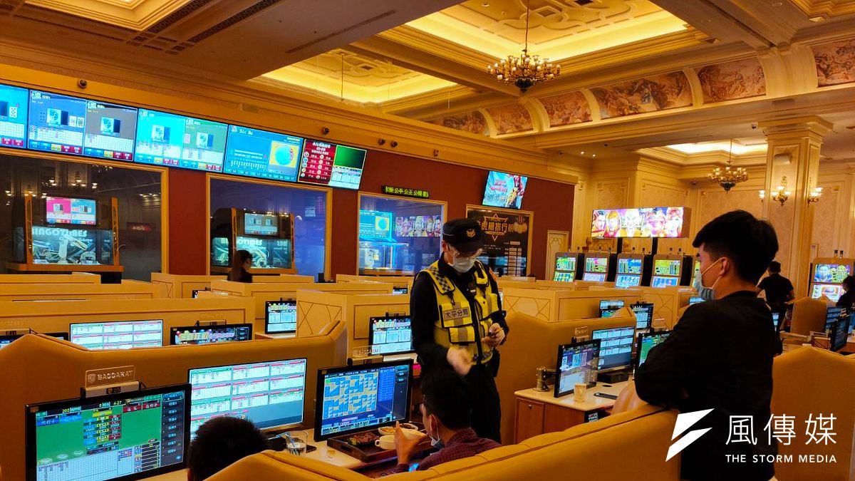 台中市警察據配合防疫措施,展開各項違反防疫事務的案件追查,臨檢遊戲場所,查看是否又違反居家檢疫或隔離民眾進出。(圖/台中市警察局提供) 台中市警察據配合防疫措施,展開各項違反防疫事務的案件追查,臨檢遊戲場所,查看是否又違反居家檢疫或隔離民眾進出。(圖/台中市警察局提供)