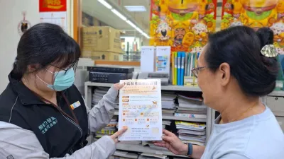 北分署銀髮中心向原明裝訂股份有限公司說明中高齡者職務再設計方案申請流程。(圖/勞動力發展署北分署提供)