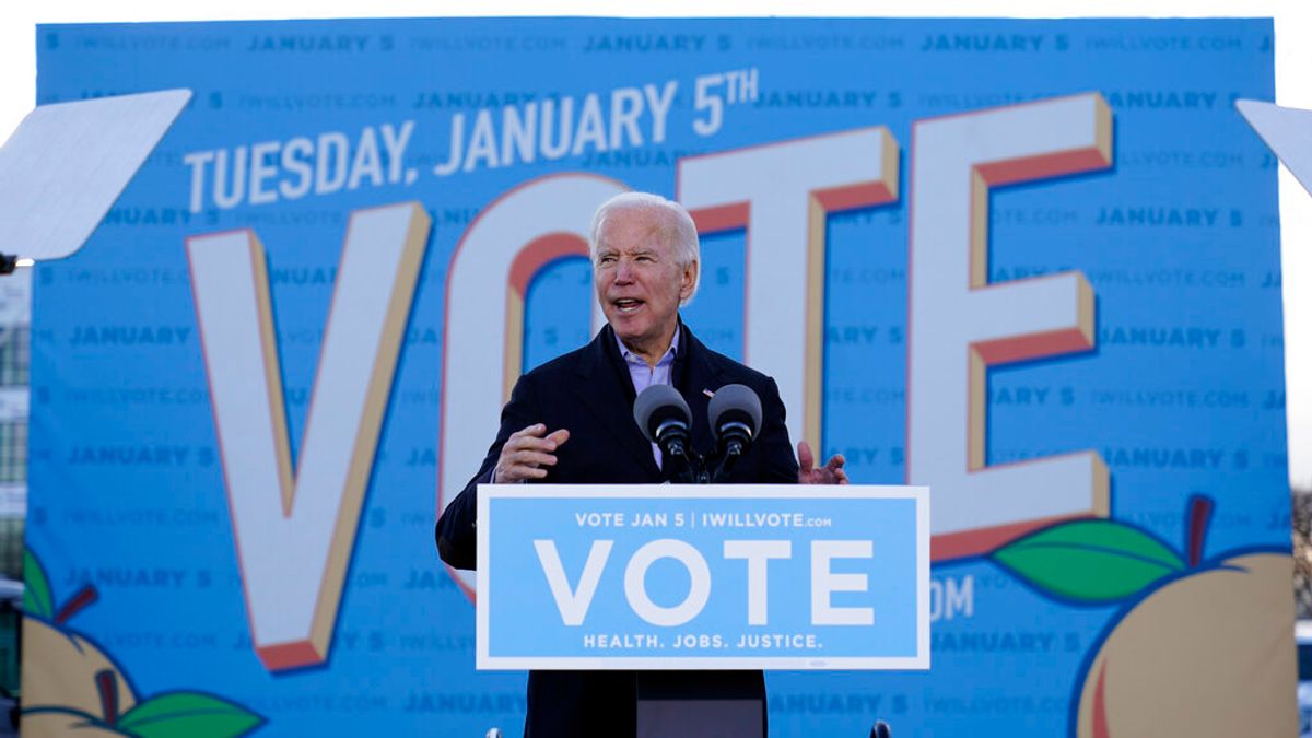 拜登4日到喬治亞州為民主黨候選人沃諾克、歐索夫造勢。(美聯社) 拜登4日到喬治亞州為民主黨候選人沃諾克、歐索夫造勢。(美聯社)