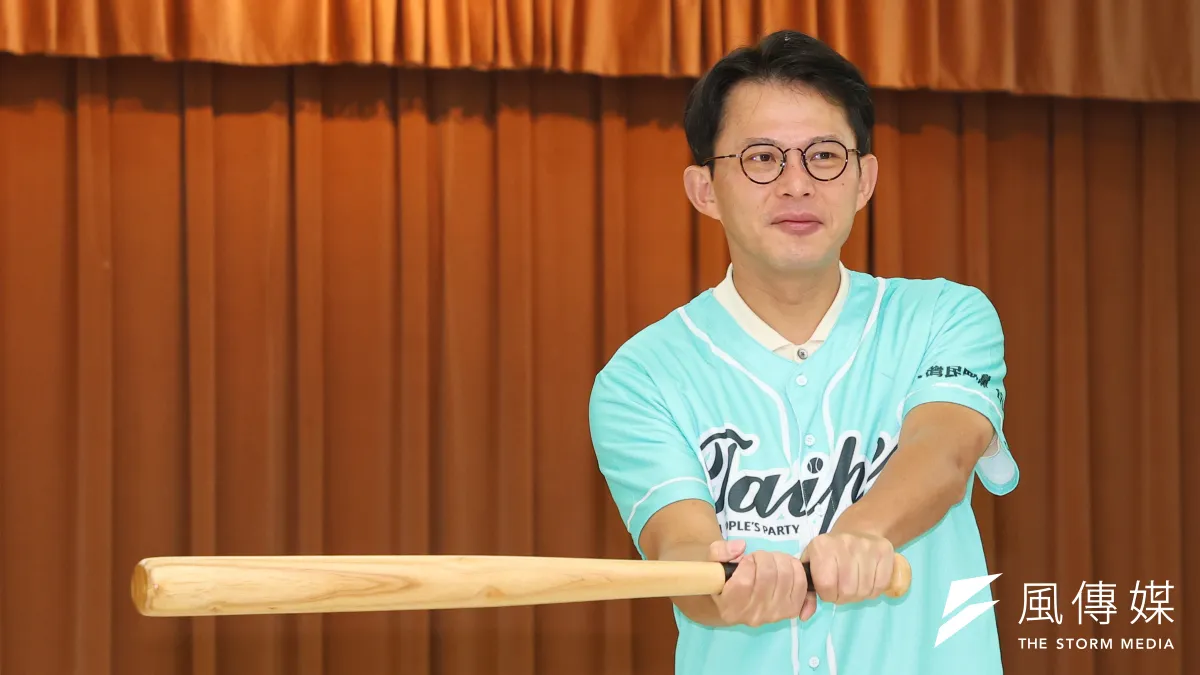 民眾黨主席黃國昌《向光前行》新書不意外的引來綠營猛烈的攻擊,圖為黃國昌出席「民眾台北隊」成軍誓師大會。(顏麟宇攝)