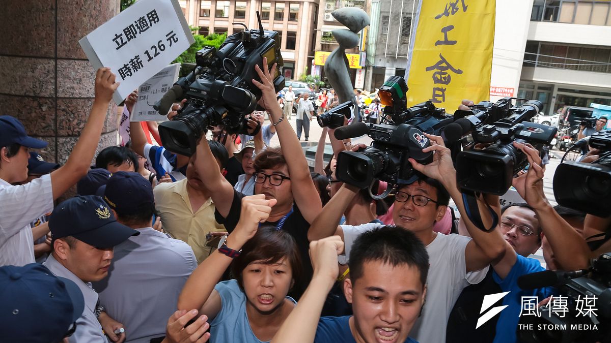 眾多勞工團體17日至勞動部前召開「還我時薪126!向勞動部和資方討債」記者會,因對談破裂導致勞團衝撞勞動部。(顏麟宇攝) 眾多勞工團體17日至勞動部前召開「還我時薪126!向勞動部和資方討債」記者會,因對談破裂導致勞團衝撞勞動部。(顏麟宇攝)