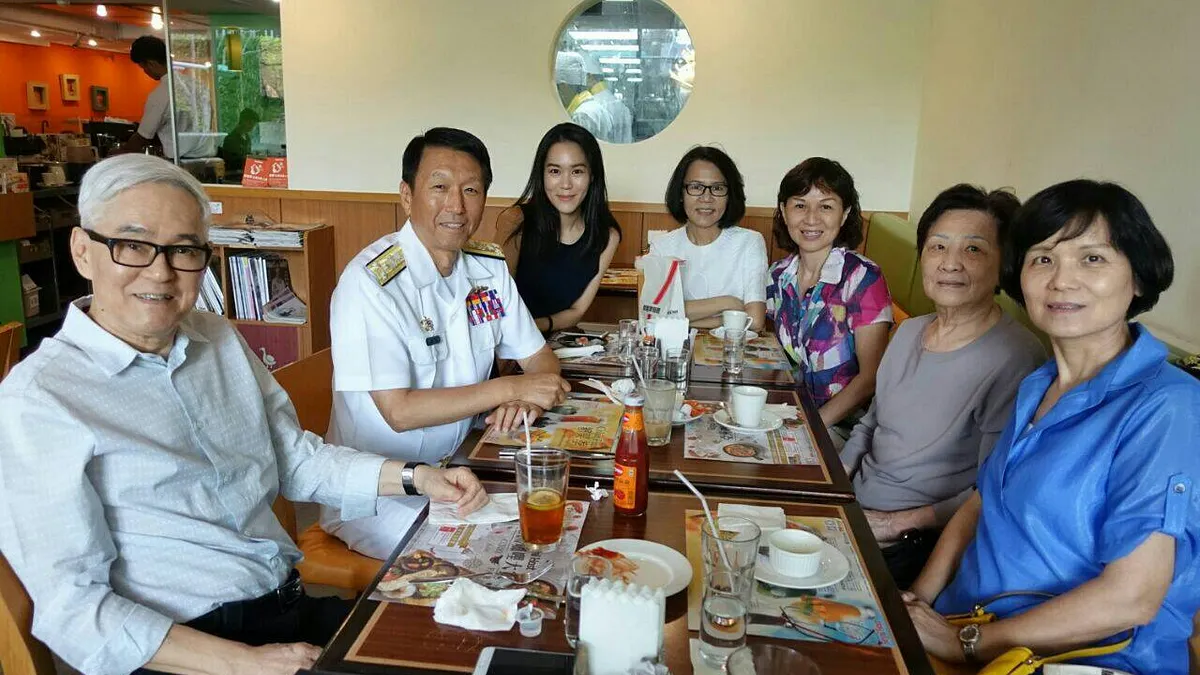 九三軍人節,國防部副部長李喜明著軍服與家人在天母東路樂雅樂餐廳。(國防部提供)