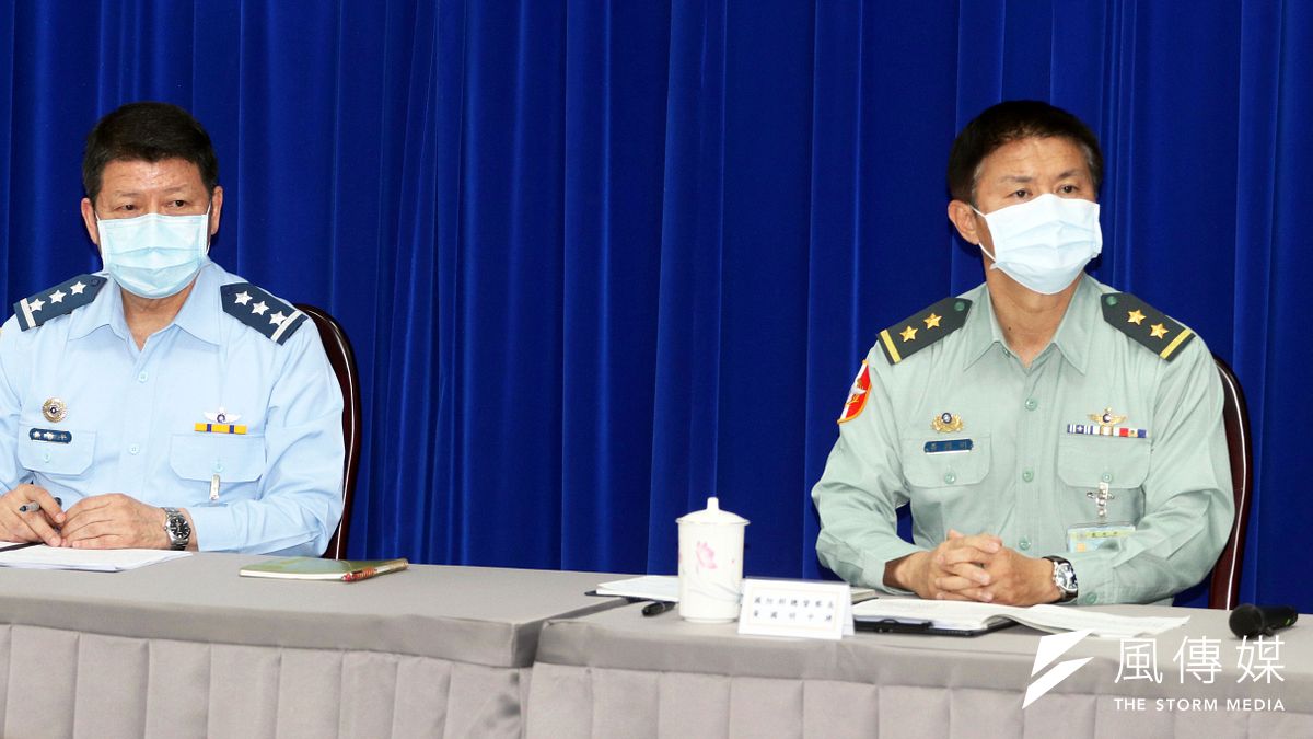 國防部今(26)日傍晚針對敦睦艦隊染疫一事召開臨時記者會,由軍政副部長張哲平上將(左)主持。總督察長黃國明中將(右)表示,預計本周就會完成官兵訪談。(蘇仲泓攝) 國防部今(26)日傍晚針對敦睦艦隊染疫一事召開臨時記者會,由軍政副部長張哲平上將(左)主持。總督察長黃國明中將(右)表示,預計本周就會完成官兵訪談。(蘇仲泓攝)