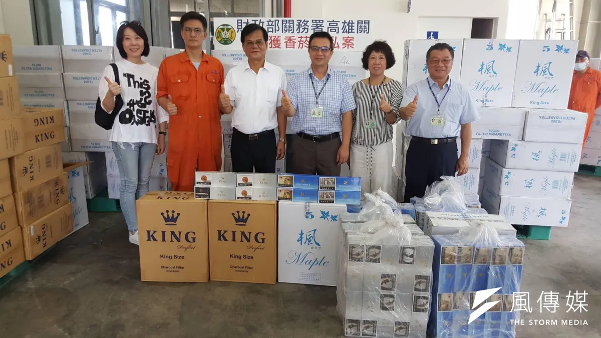 查緝關員運用大數據分析及走私情境模擬,並套用風險管理機制,鎖定兩只申報貨名為磁磚之貨櫃,開櫃檢查果然發現其中一只貨櫃為「楓」牌香菸。(圖/徐炳文攝)