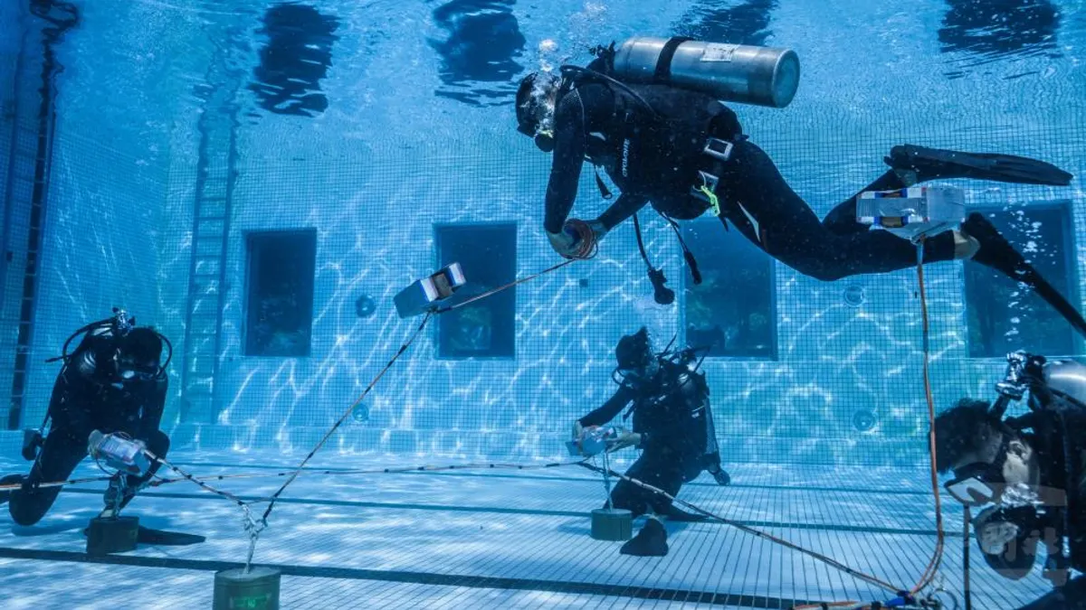 水中械彈處理中隊受訓期間,會在深水池中進行流程模擬。(軍聞社提供)