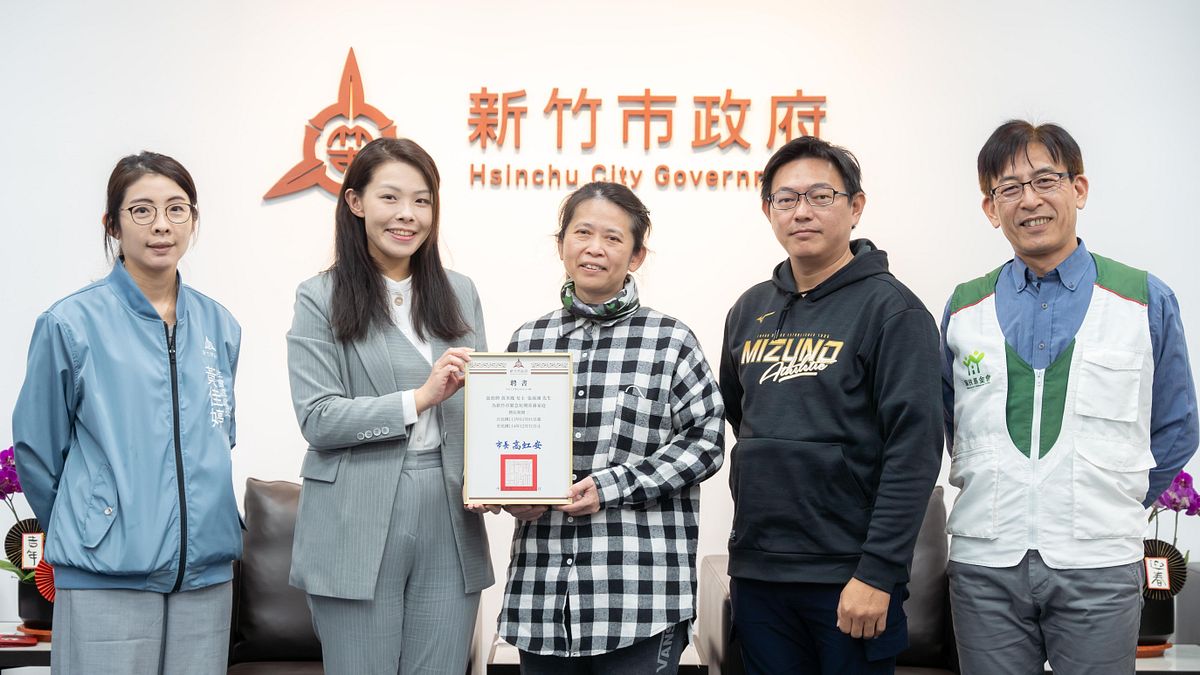 新竹市長高虹安(左二)授證予新進寄養家庭。(圖/新竹市政府提供) 新竹市長高虹安(左二)授證予新進寄養家庭。(圖/新竹市政府提供)