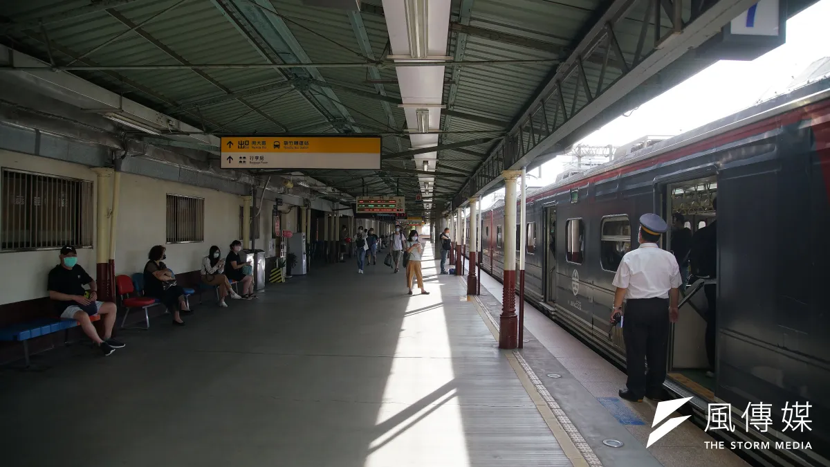 本土疫情升溫,台鐵乘客量大減、再宣布第二波減班。(資料照,盧逸峰攝)