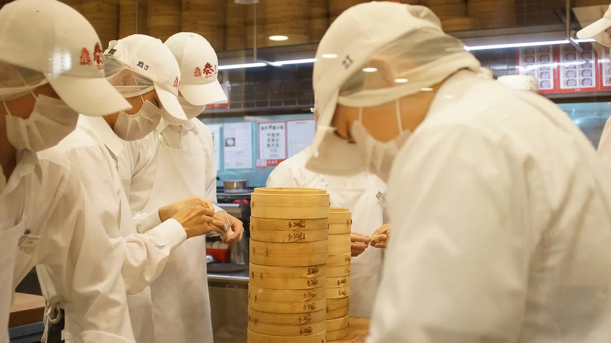 為什麼顧客會稱讚鼎泰豐「連擦玻璃都是一場秀」?(圖/挪威 企鵝@flickr)