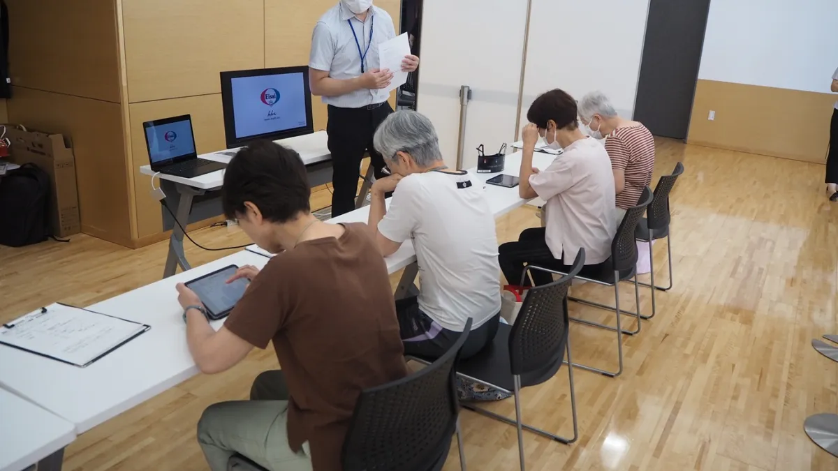 菊陽町健康長壽計畫參與者以數位平板進行認知檢測。(圖/關渡醫院提供)