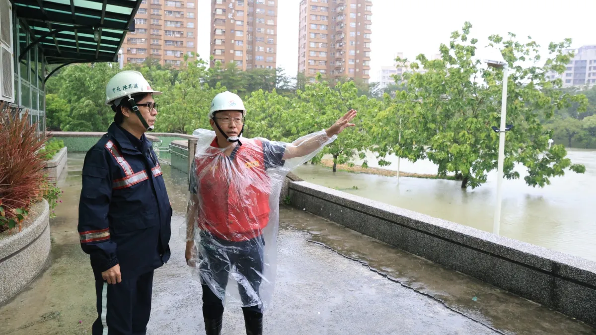 北高治水策略不同,高雄的滯洪池顯然失策,迄今未能解決水患問題。圖為高雄市長陳其邁視察本和里滯洪池,關心滯洪池及抽水機運轉。(高雄市政府提供)