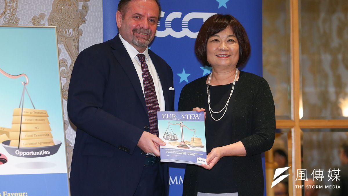 國發會主委陳美伶(右)5日代表台灣接受歐洲商會的2020年建議書,左為歐洲商會理事長尹容。(顏麟宇攝) 國發會主委陳美伶(右)5日代表台灣接受歐洲商會的2020年建議書,左為歐洲商會理事長尹容。(顏麟宇攝)