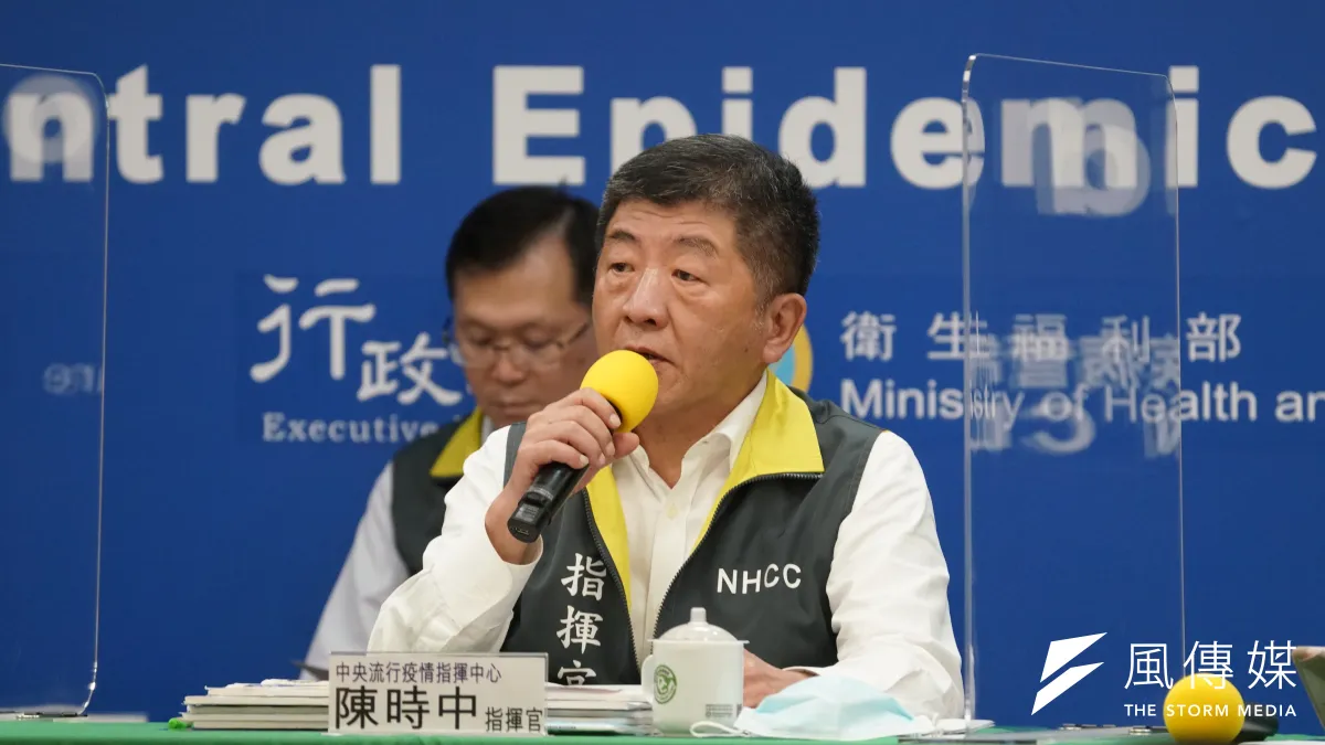指揮中心指揮官陳時中說明,低風險國家入境者可於第5天篩檢、中低風險國家則可於第7天篩檢。(盧逸峰攝)