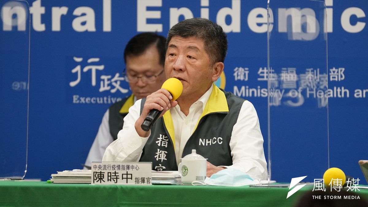 指揮中心指揮官陳時中說明,低風險國家入境者可於第5天篩檢、中低風險國家則可於第7天篩檢。(盧逸峰攝) 指揮中心指揮官陳時中說明,低風險國家入境者可於第5天篩檢、中低風險國家則可於第7天篩檢。(盧逸峰攝)