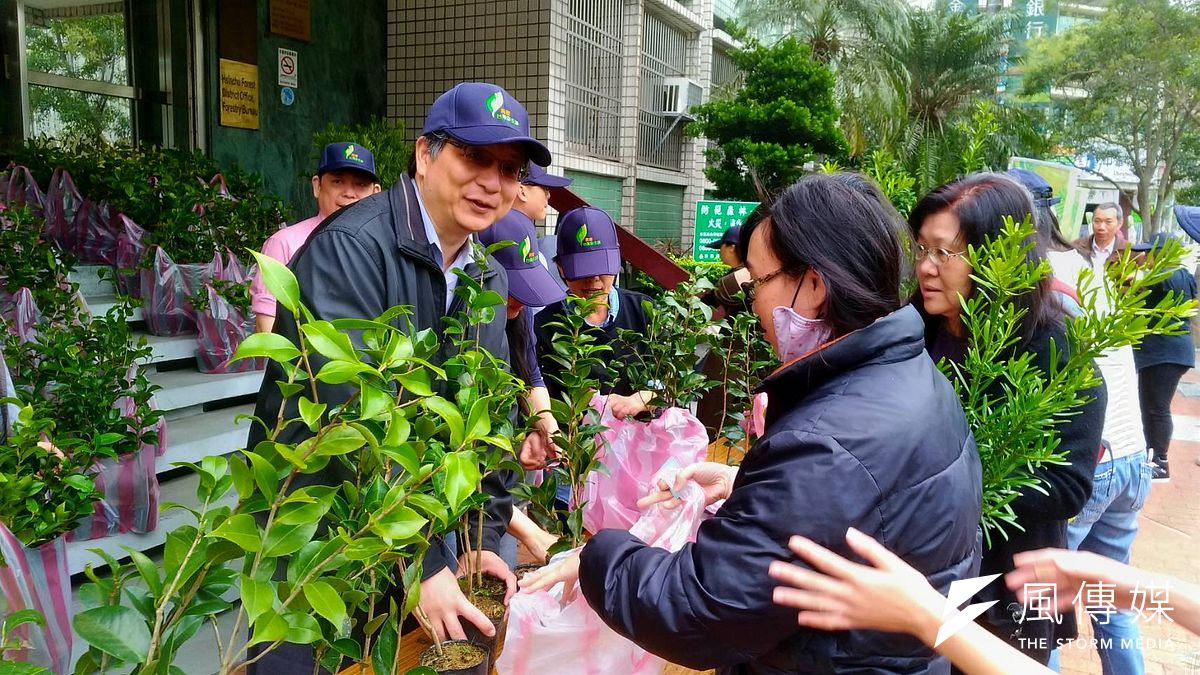 新竹林管處副處長黃群修(左)將樹苗贈予排隊民眾。(圖/方詠騰攝) 新竹林管處副處長黃群修(左)將樹苗贈予排隊民眾。(圖/方詠騰攝)