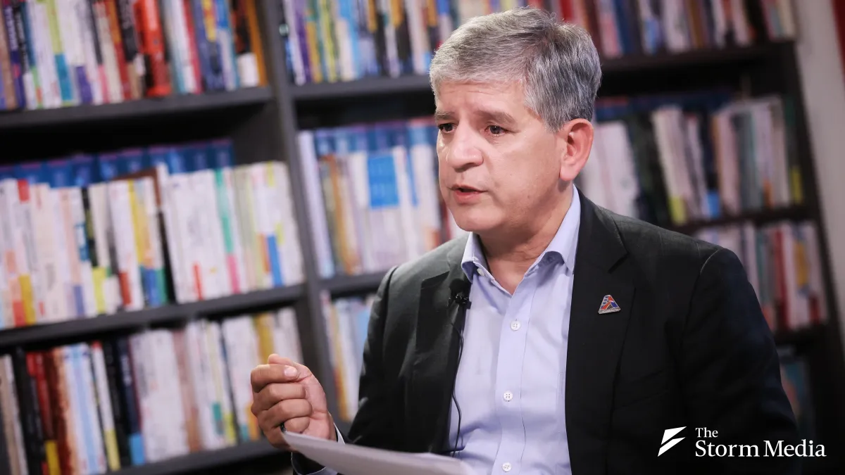AmCham Taiwan President Carl Wegner appears on Storm Media’s program “Fly to the World” (下班國際線), saying TSMC’s success rests on being “trustworthy.” (Photo by Ko Cheng-hui)
