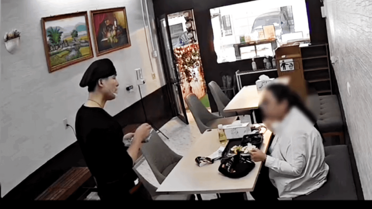 女子事發當時在店內大吼大叫,店家只能請警方前來處理。(圖/翻攝自FB/爆料公社公開版) 女子事發當時在店內大吼大叫,店家只能請警方前來處理。(圖/翻攝自FB/爆料公社公開版)