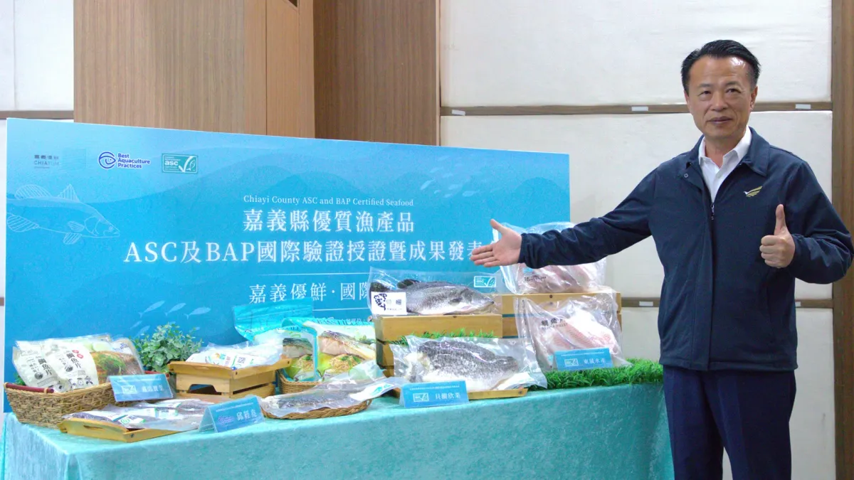 嘉義縣長翁章梁親自授證表揚取得國際驗證的養殖戶及水產加工廠,展現嘉義縣漁業邁向永續發展與國際市場發展。 (圖/嘉義縣政府提供)