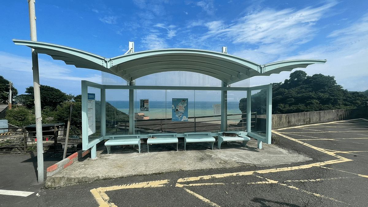 瑞芳區「水湳洞遊客中心」站海鷗候車亭改造翻新後,空間更加明亮、安全。(圖/新北市交通局提供) 瑞芳區「水湳洞遊客中心」站海鷗候車亭改造翻新後,空間更加明亮、安全。(圖/新北市交通局提供)