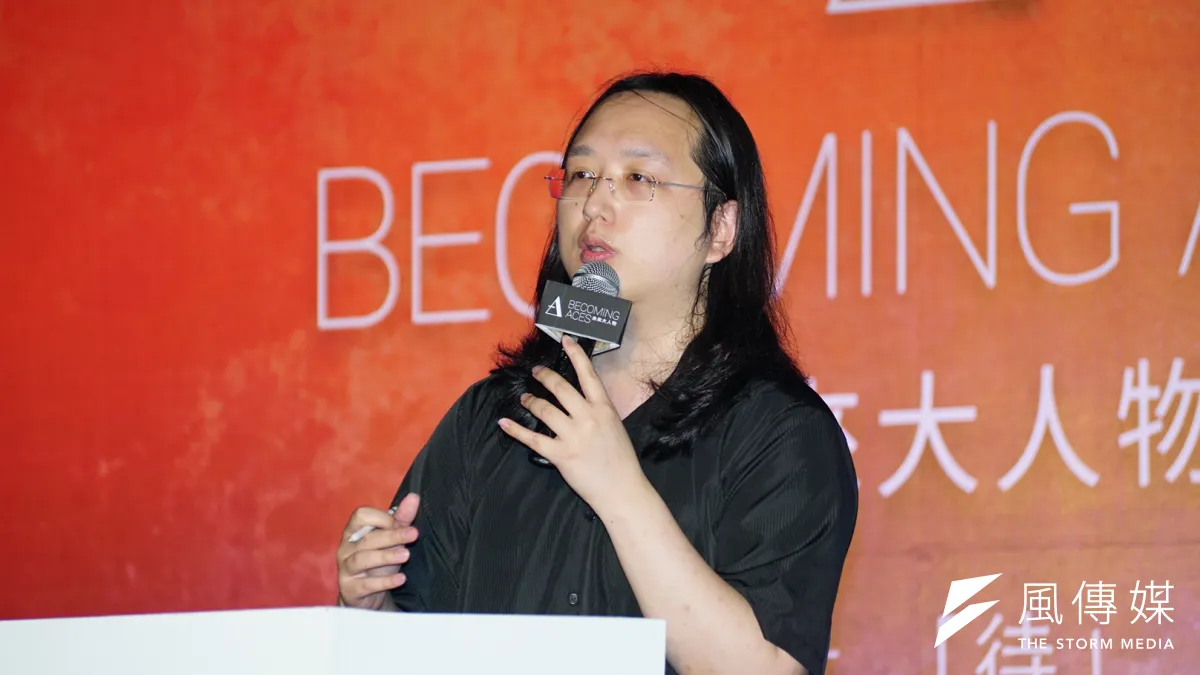 數位政務委員唐鳳2日下午出席未來大人物論壇開幕式,透過自身經驗,教導大家如何有效進行溝通。(盧逸峰攝)