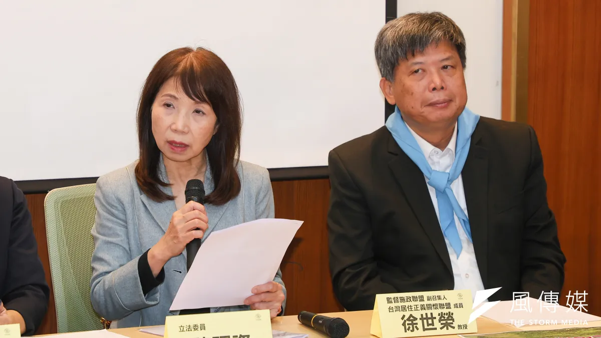 民眾黨立委陳昭姿(左)、監督施政聯盟副召集人徐世榮教授(右)、反高雄市大樹區湖底自辦市地重劃自救會27日共同召開「高雄湖底重劃案」記者會。(資料照,顏麟宇攝)