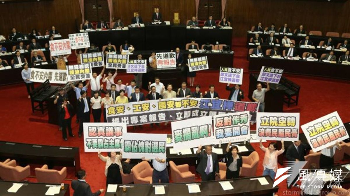 藍委要提案恢復退休公務員的慰問金,納稅人每年要多花近200億,這算是政策買票吧?(資料照片,余志偉攝) 藍委要提案恢復退休公務員的慰問金,納稅人每年要多花近200億,這算是政策買票吧?(資料照片,余志偉攝)