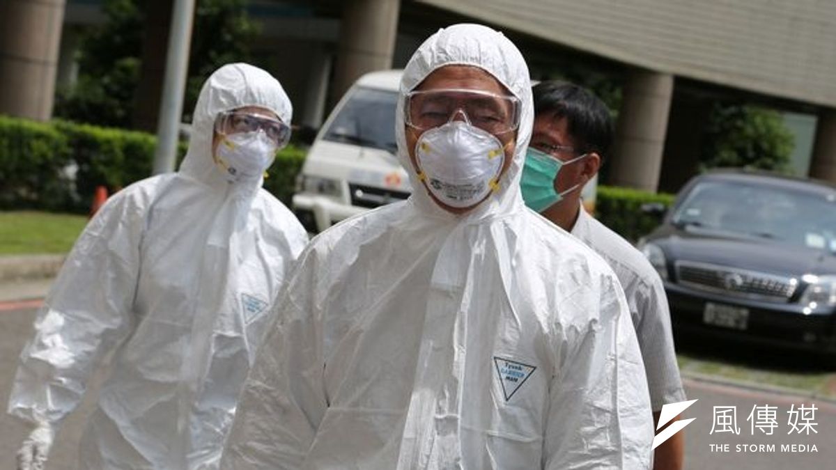 疾管署13日在機場演練防堵伊波拉病毒後送程序。(余志偉攝) 疾管署13日在機場演練防堵伊波拉病毒後送程序。(余志偉攝)