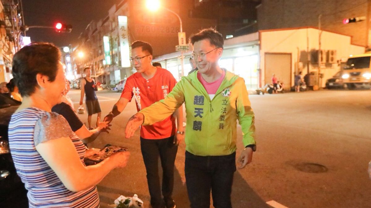 趙天麟立委帶領林智鴻跟在垃圾車後面跑,並與民眾噓寒問暖告知寶島之王演唱會訊息。(圖/林智鴻服務處提供) 趙天麟立委帶領林智鴻跟在垃圾車後面跑,並與民眾噓寒問暖告知寶島之王演唱會訊息。(圖/林智鴻服務處提供)