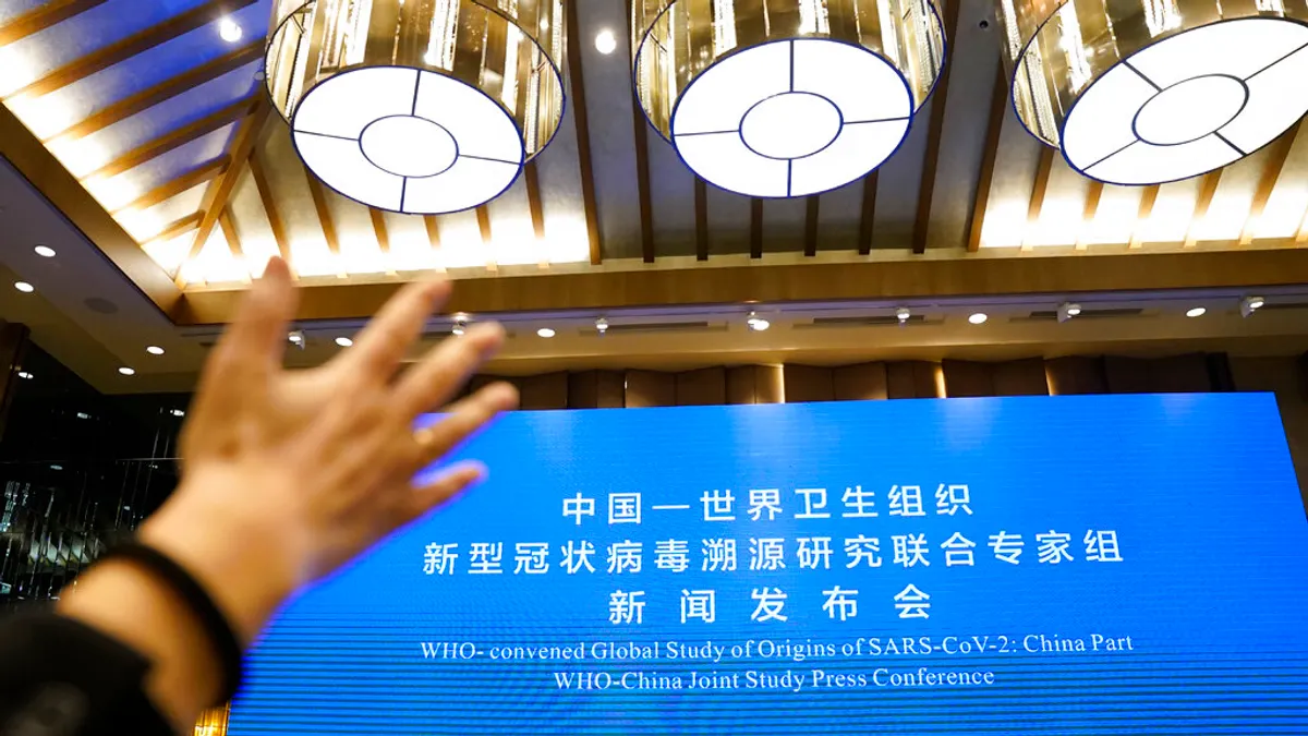 世界衛生組織(WHO)9日召開記者會,公開一個月來在武漢追溯新冠病毒源頭的調查結果,指出自2019年12月開始即有新型冠狀病毒在武漢大規模傳播。(AP)