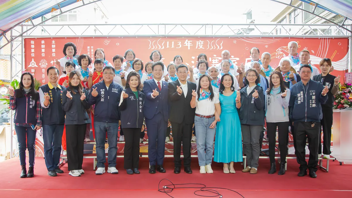 竹蓮寺攜手達摩慈善功德會舉辦歲末關懷寒士、耆老及清寒家庭尾牙宴,代理市長邱臣遠率市府團隊及民意代表共襄盛舉。(圖/新竹市政府提供) 竹蓮寺攜手達摩慈善功德會舉辦歲末關懷寒士、耆老及清寒家庭尾牙宴,代理市長邱臣遠率市府團隊及民意代表共襄盛舉。(圖/新竹市政府提供)