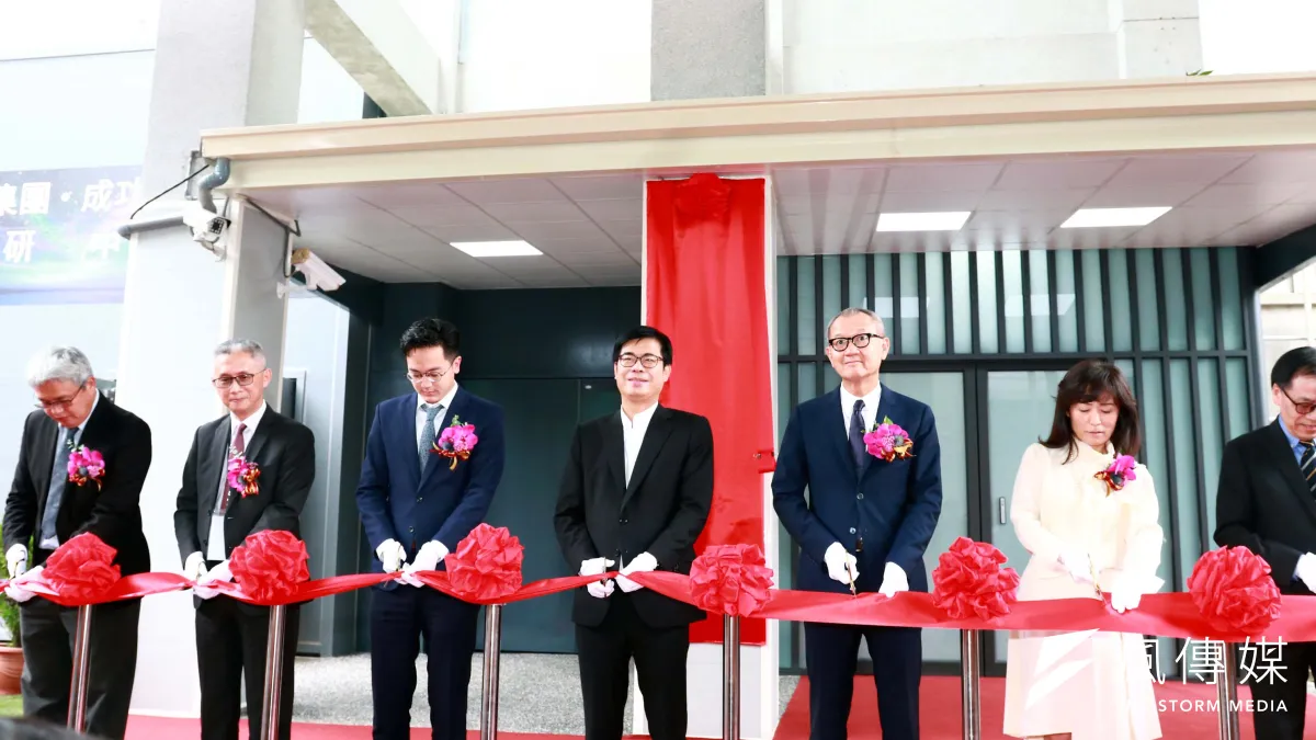 國巨集團與成功大學於楠梓加工出口區設立共同研究中心,高雄市長陳其邁於日前出席剪綵揭牌儀式做見證。(圖/徐炳文攝)