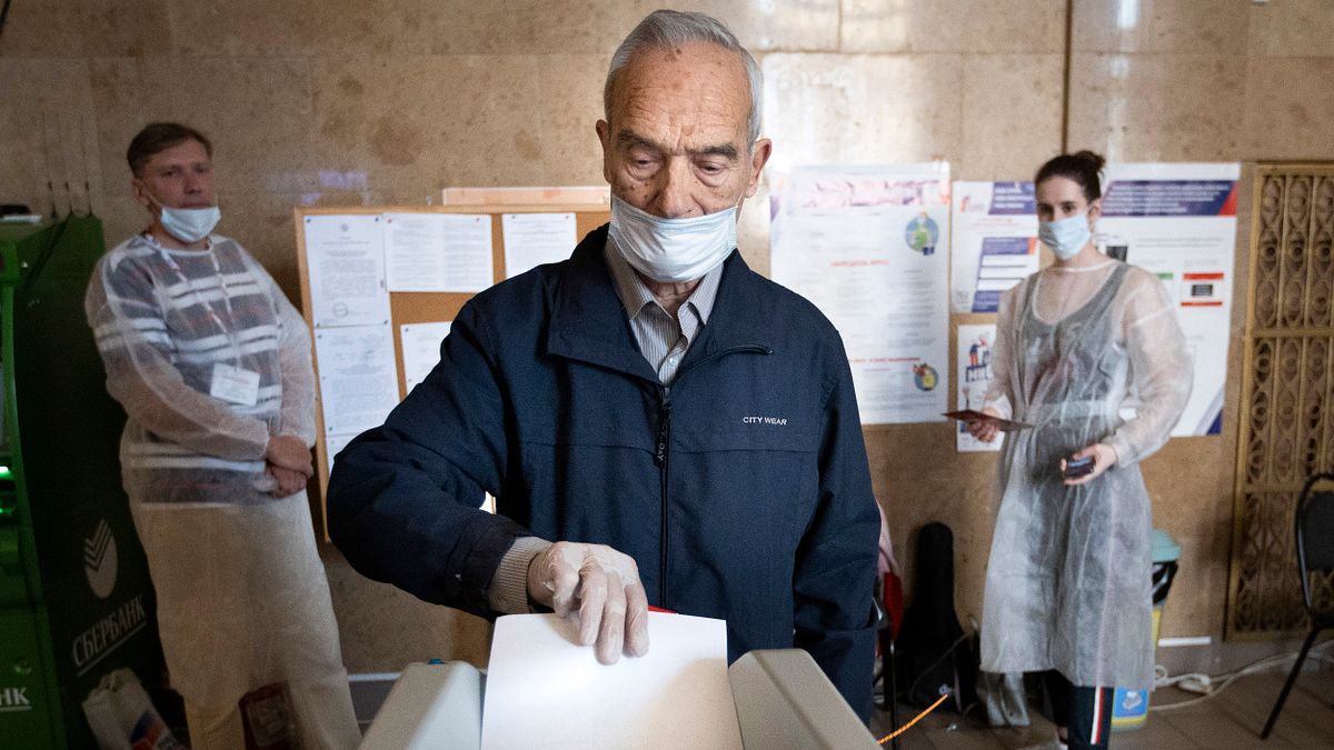 2020年7月1日,俄羅斯民眾在修憲公投投票(AP) 2020年7月1日,俄羅斯民眾在修憲公投投票(AP)