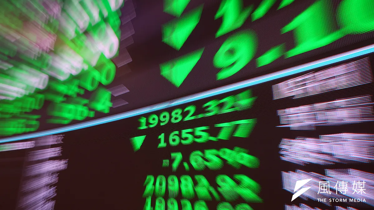 台湾株式市場は本日、23,318.37ポイント、224.15ポイント下落で始まり、場中最安値は23,168ポイントに達し、374ポイントの大幅下落となった。時価総額は75.87兆台湾ドルから74.66兆台湾ドルに縮小し、1日で1.21兆台湾ドルが蒸発した。(写真/顔麟宇撮影) 台湾株式市場は本日、23,318.37ポイント、224.15ポイント下落で始まり、場中最安値は23,168ポイントに達し、374ポイントの大幅下落となった。時価総額は75.87兆台湾ドルから74.66兆台湾ドルに縮小し、1日で1.21兆台湾ドルが蒸発した。(写真/顔麟宇撮影)